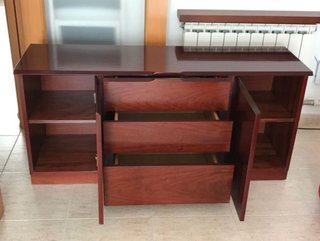 Cómoda de madera marrón caoba.