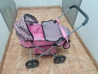 Carrito de muñecas rosa con lunares