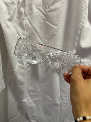 Bata laboratorio y gafas protectoras