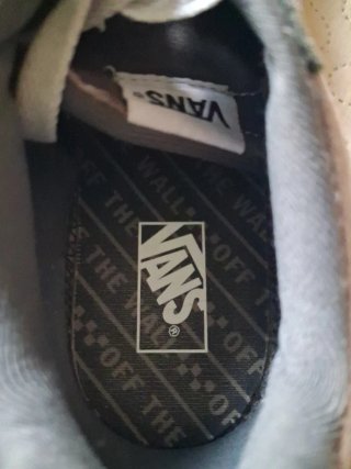 Zapatillas Vans grises y blancas