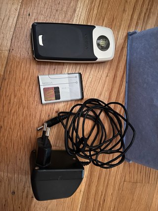 Móvil Nokia 3100 con cargador y batería