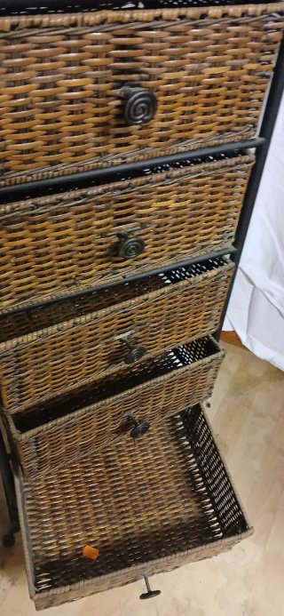 Cajonera de hierro y mimbre organizadora