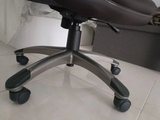 Silla de escritorio negra y marrón