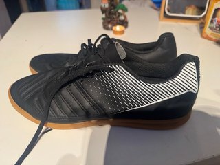 Zapatillas fútbol sala Kipsta negras