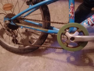 Bici Decathlon Niñ@ de marchas con casco.