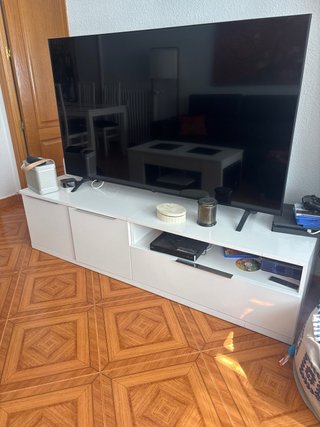Mueble TV blanco y madera. Dos puertas y cajon
