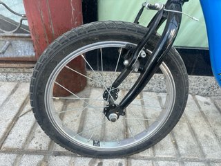 Bicicleta infantil azul con ruedines