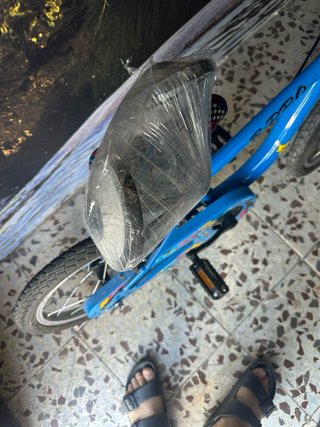 Bicicleta infantil azul con ruedines
