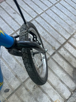 Bicicleta infantil azul con ruedines