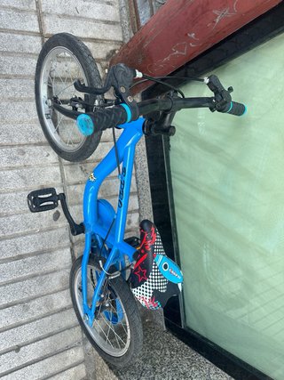 Bicicleta infantil azul con ruedines