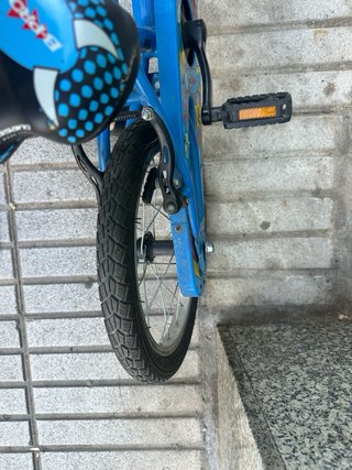 Bicicleta infantil azul con ruedines