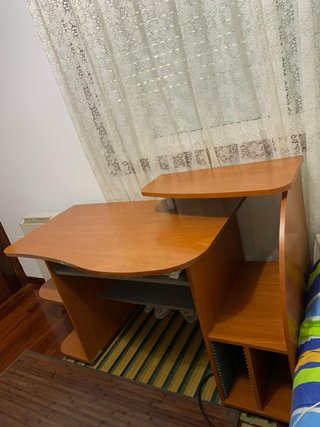 Escritorio de madera marrón