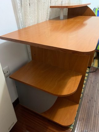 Escritorio de madera marrón