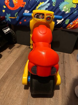 Moto correpasillos Ricky Zoom Feber
