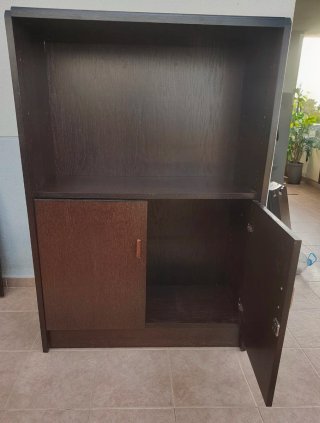 Mueble de madera oscuro con puertas