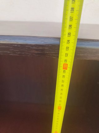 Mueble de madera oscuro con puertas