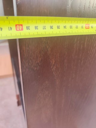 Mueble de madera oscuro con puertas