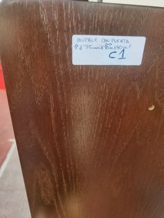 Mueble de madera oscuro con puertas