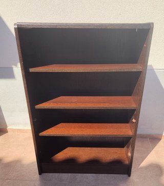 Mueble de madera oscuro con puertas