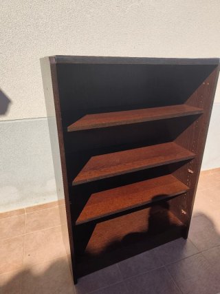 Mueble de madera oscuro con puertas