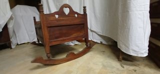 Cuna Mecedora de Madera con Corazones