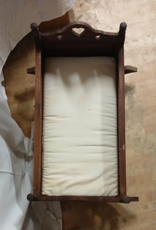 Cuna Mecedora de Madera con Corazones