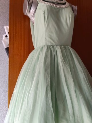 Vestido corto verde con pedrería