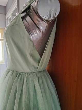 Vestido corto verde con pedrería