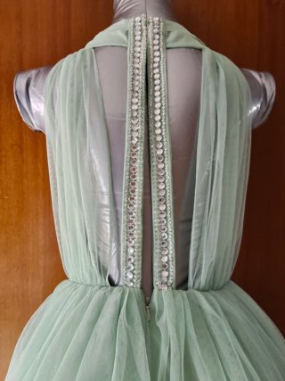Vestido corto verde con pedrería