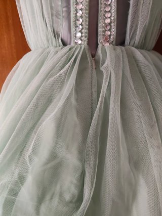 Vestido corto verde con pedrería