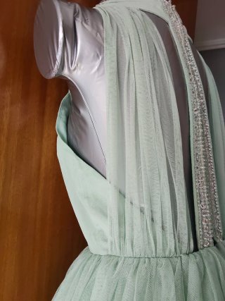Vestido corto verde con pedrería