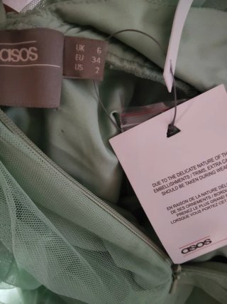 Vestido corto verde con pedrería