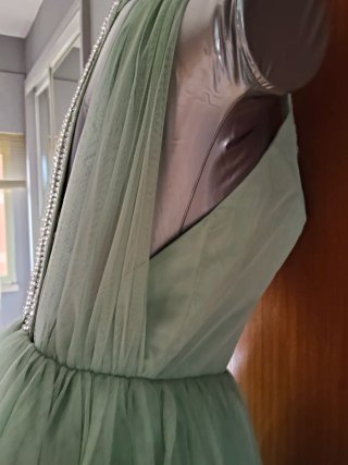 Vestido corto verde con pedrería