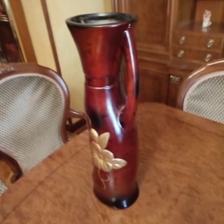 Jarrón de cerámica con flor dorada