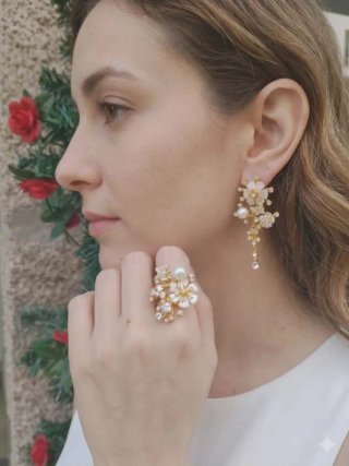 Conjunto de joias douradas com flores