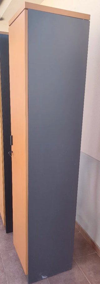 Armario madera gris oscuro y marrón