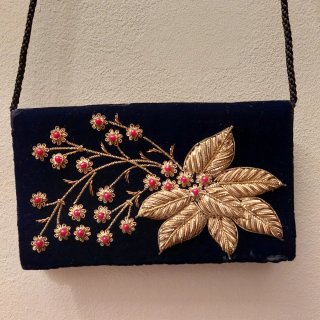 Bolso vintage terciopelo negro bordado dorado.