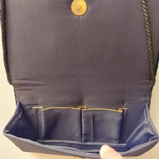 Bolso vintage terciopelo negro bordado dorado.