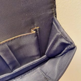 Bolso vintage terciopelo negro bordado dorado.