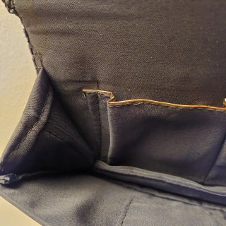 Bolso vintage terciopelo negro bordado dorado.
