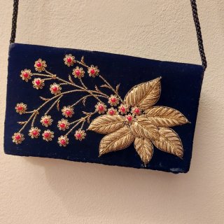 Bolso vintage terciopelo negro bordado dorado.