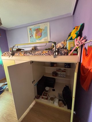 Cama alta con armario infantil