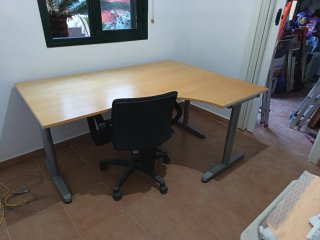 Mesa de oficina con ala