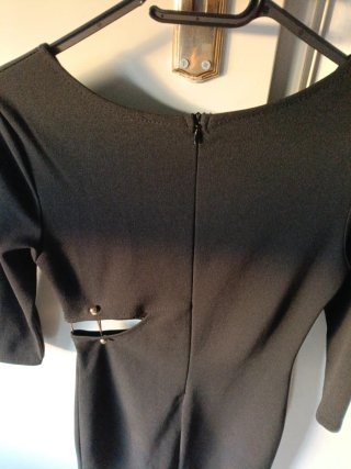 Vestido negro con abertura lateral