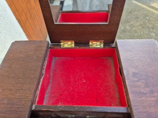 Joyero de madera con espejo y compartimentos
