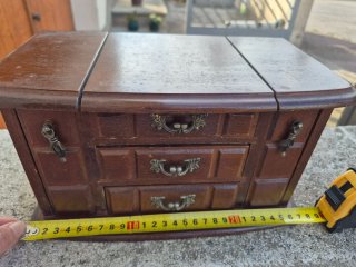 Joyero de madera con espejo y compartimentos