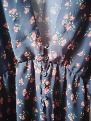 Vestido romántico floral negro y rosa