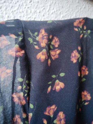 Vestido romántico floral negro y rosa