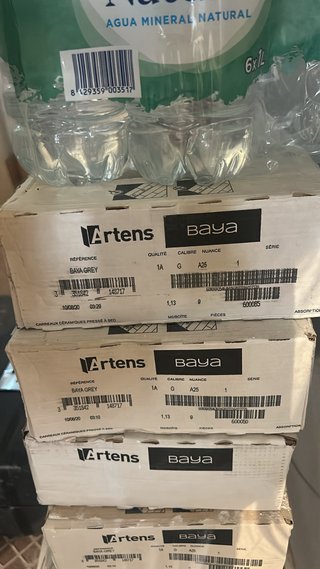 Puerta y 12 cajas debaldosas. Negociable o separad