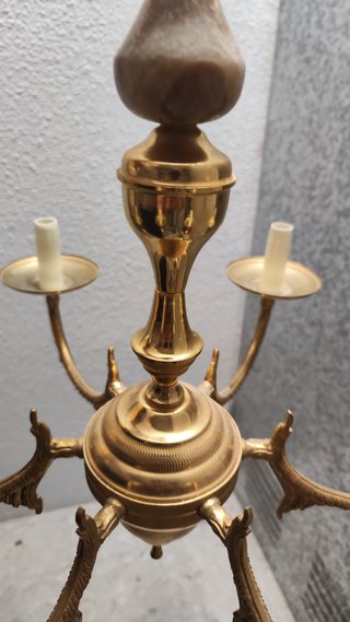Lámpara de salón dorada de metal